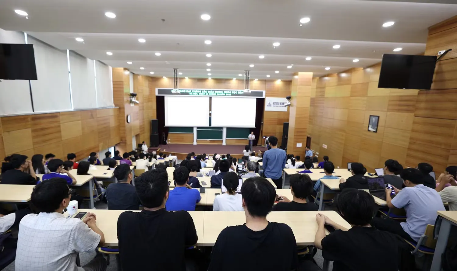 Giải Nobel khoa học và hành trình đến với công chúng Việt Nam