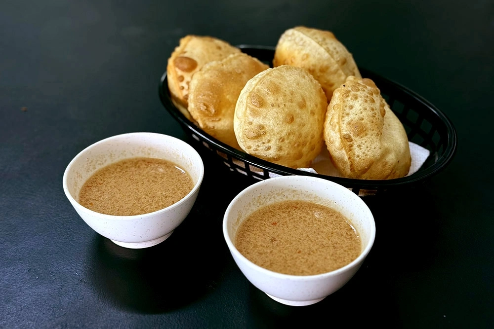 Roti Puri Berkembung Segar dari Kuali di Bangi