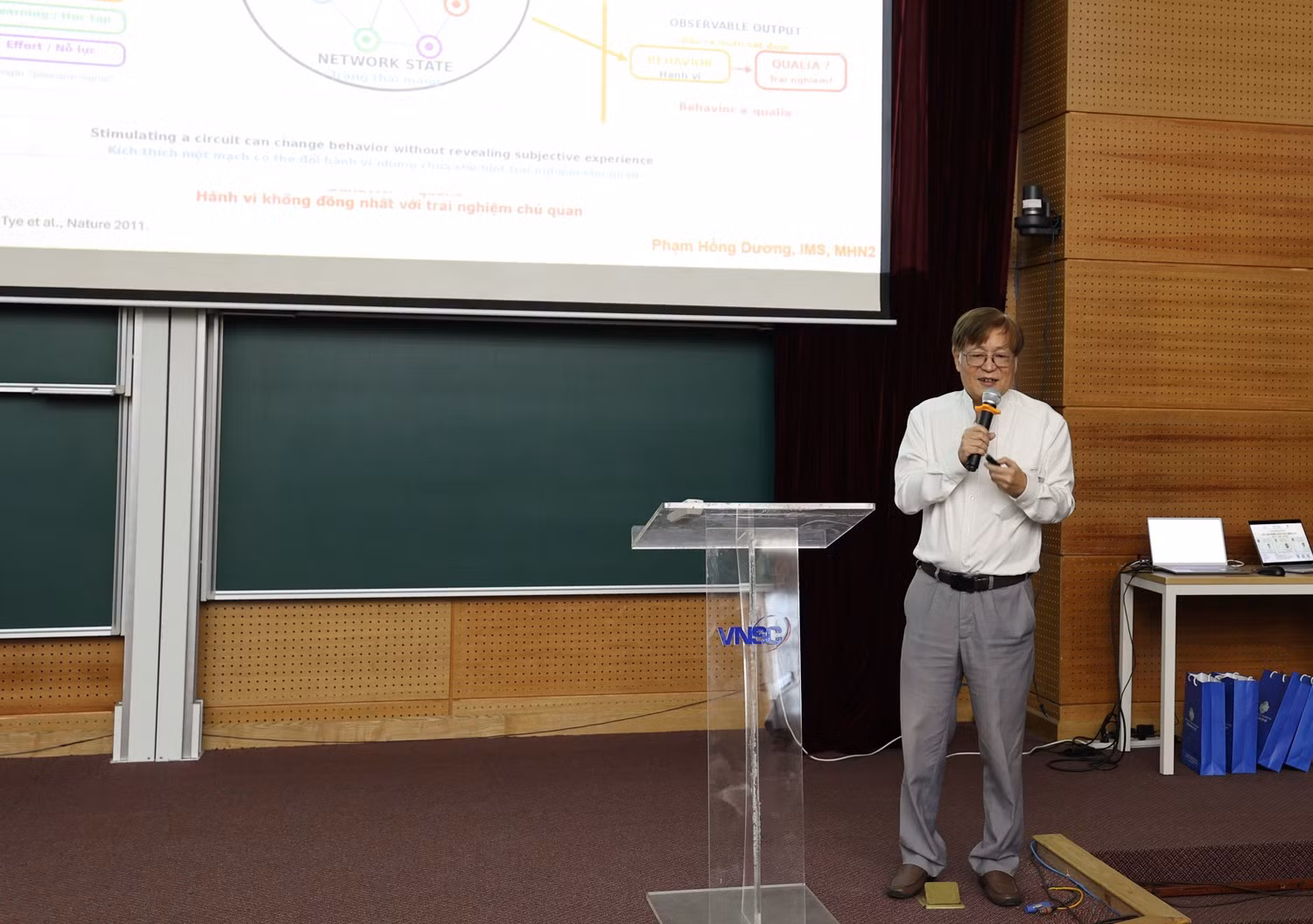 Giải Nobel khoa học và hành trình đến với công chúng Việt Nam