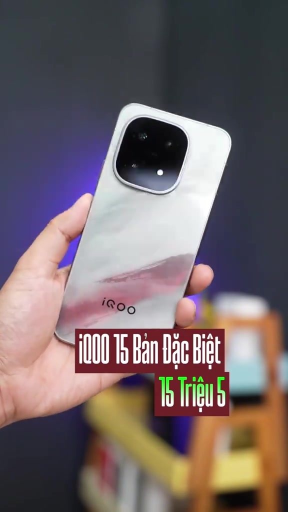 Mặt lưng trắng hồng của iQOO 15 bản đặc biệt cầm trên tay, chú thích giá 15 triệu 5