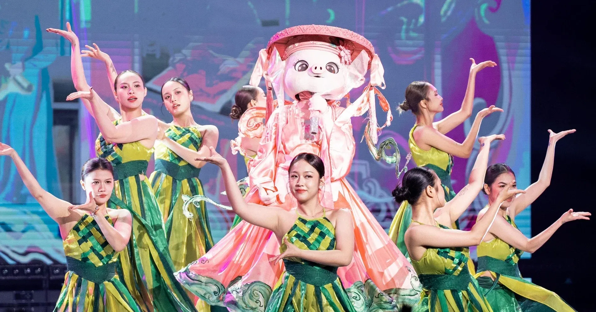 Heo Má Hồng và cuộc truy tìm danh tính tại Ca sĩ mặt nạ