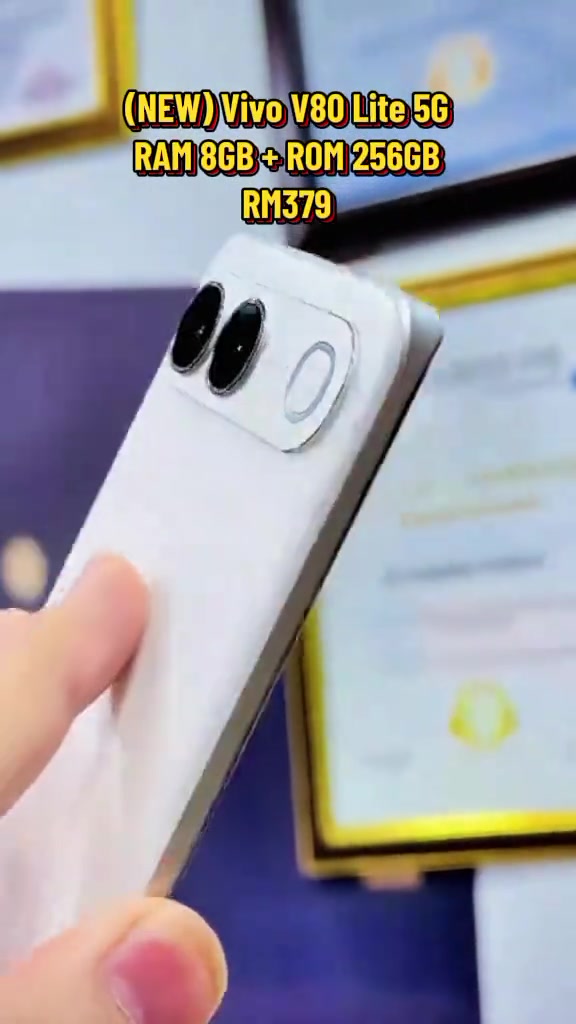 Telefon putih dalam video iklan dengan modul kamera mendatar dua lensa dan teks (NEW) Vivo V80 Lite 5G RAM 8GB + ROM 256GB RM379