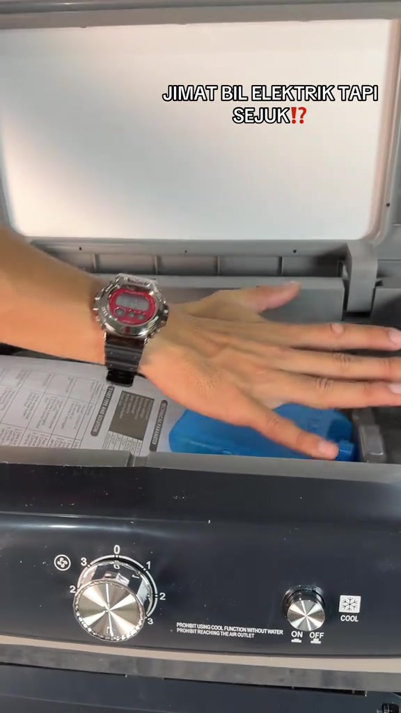 Tangan letak ice pack biru ke dalam tangki air cooler besar 30L dengan tombol kelajuan dan suis cool