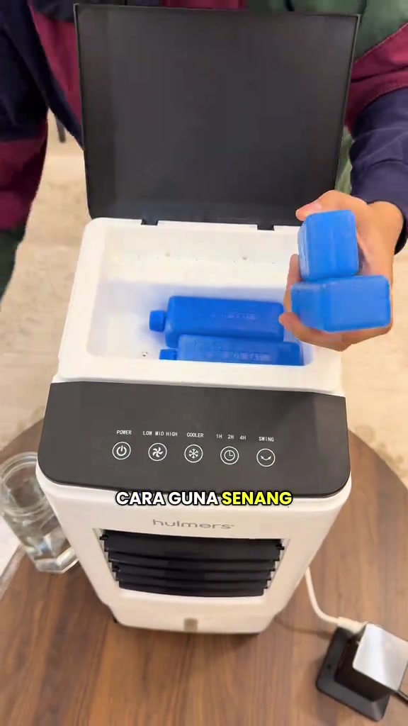 Air cooler mini jenis desktop dengan penutup terbuka dan ice pack biru dalam tangki