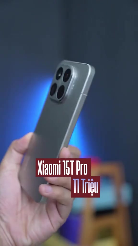 Mặt lưng màu xám của Xiaomi 15T Pro cầm trên tay, chú thích giá thanh lý 11 triệu