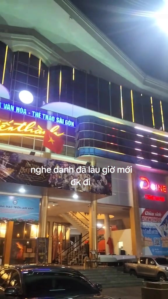 Mặt tiền Nhà hát Bến Thành buổi tối với biển tên phát sáng và bậc thang trước sảnh