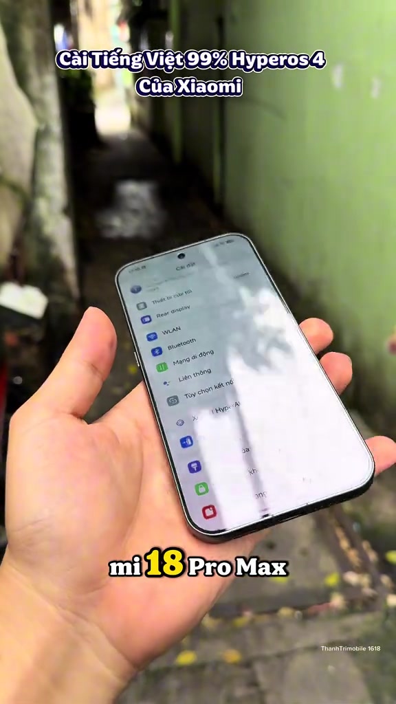 Màn hình cài đặt tiếng Việt của chiếc Xiaomi 18 Pro Max cầm trên tay trong một con hẻm