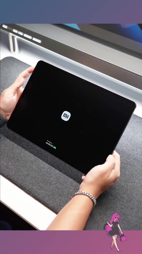 Hai tay cầm Xiaomi Pad 9 Pro Max đang hiện màn hình khởi động với logo Mi