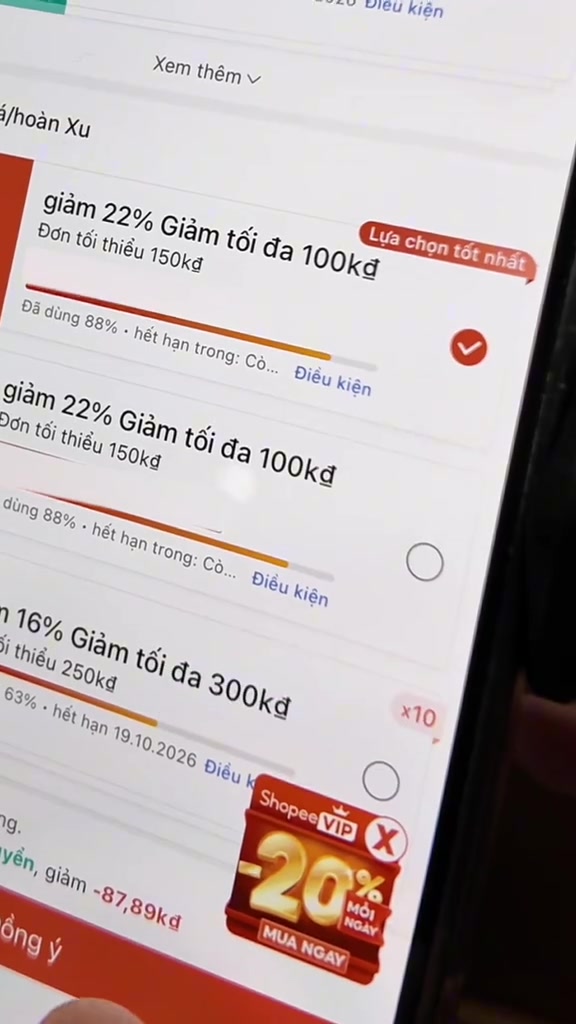 Chụp cận màn hình danh sách voucher: mã giảm 22% giảm tối đa 100kđ đơn tối thiểu 150kđ đã dùng 88% được tick chọn, phía dưới hiện dòng giảm trừ 87,89kđ