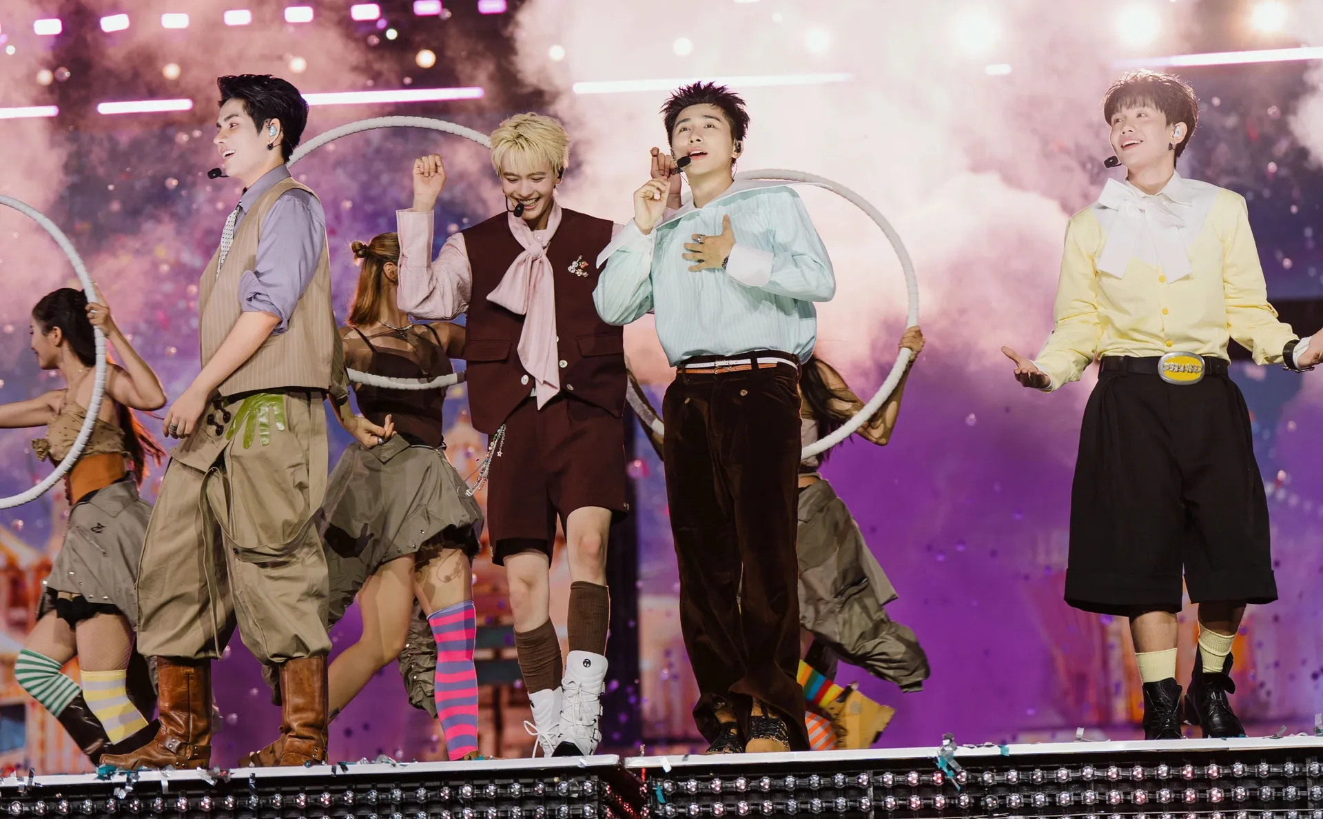 Khi MC vắng mặt: Concert Tinh Hà Say Hi và khoảng trống giao lưu sân khấu