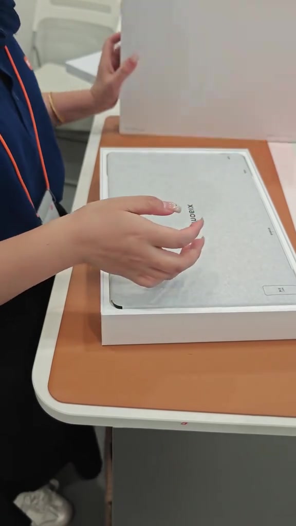 Xiaomi Pad 9 Pro Max nằm trong hộp với khay phụ kiện bên cạnh