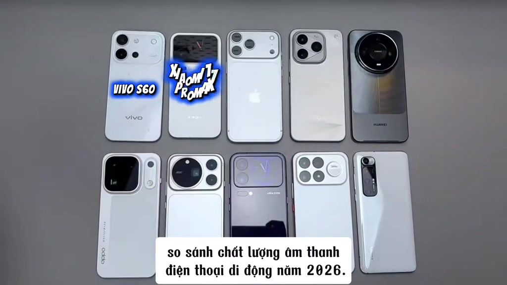 Mười chiếc flagship đặt úp lưng thành hai hàng trên mặt bàn xám, nhìn rõ các kiểu cụm camera khác nhau
