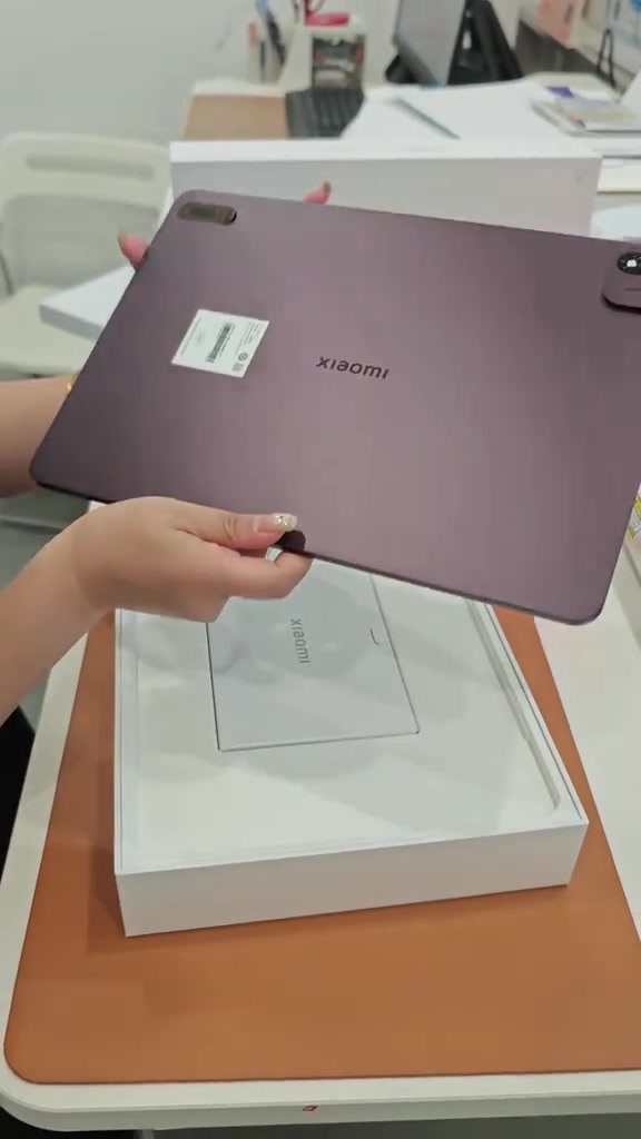 Mặt lưng màu đỏ rượu vang của Xiaomi Pad 9 Pro Max vừa nhấc khỏi hộp