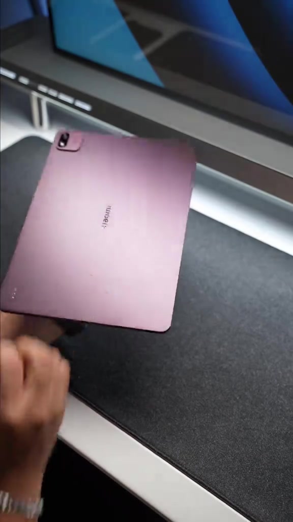Mặt lưng màu đỏ rượu vang của Xiaomi Pad 9 Pro Max với cụm camera ở góc