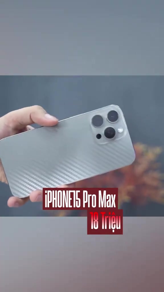 Mặt lưng dán vân carbon của iPhone 15 Pro Max trong đợt thanh lý, chú thích giá 18 triệu