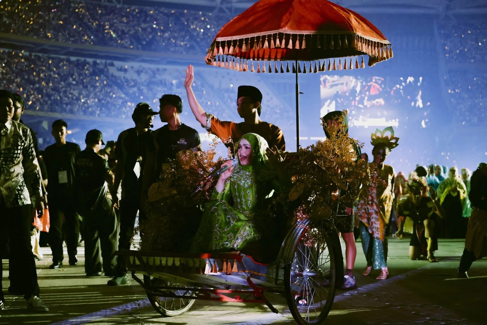 Gema Bumantara: Hujan, Stadium Penuh dan Kuasa Suara Seorang Biduanita