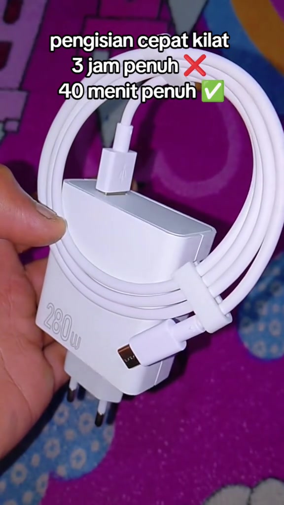 Pengecas putih berlabel 280W dengan kabel USB-C putih dilihat dari sisi dipegang di tangan