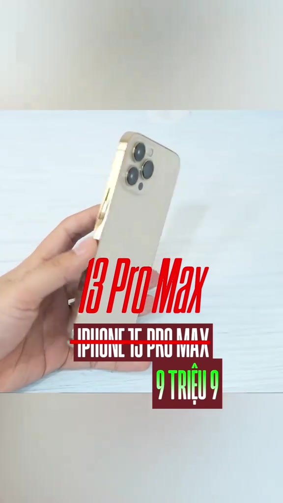 Mặt lưng màu vàng của iPhone 13 Pro Max cầm trên tay, chú thích giá máy lướt 9 triệu 9