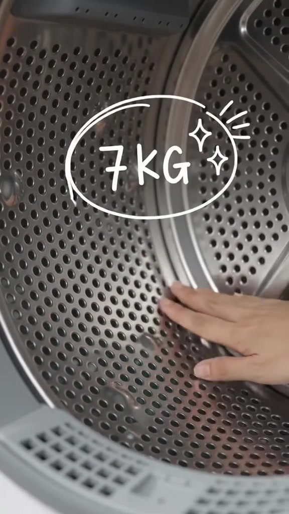 Bahagian dalam drum stainless steel dryer vented 7KG dengan tangan menyentuh permukaan drum