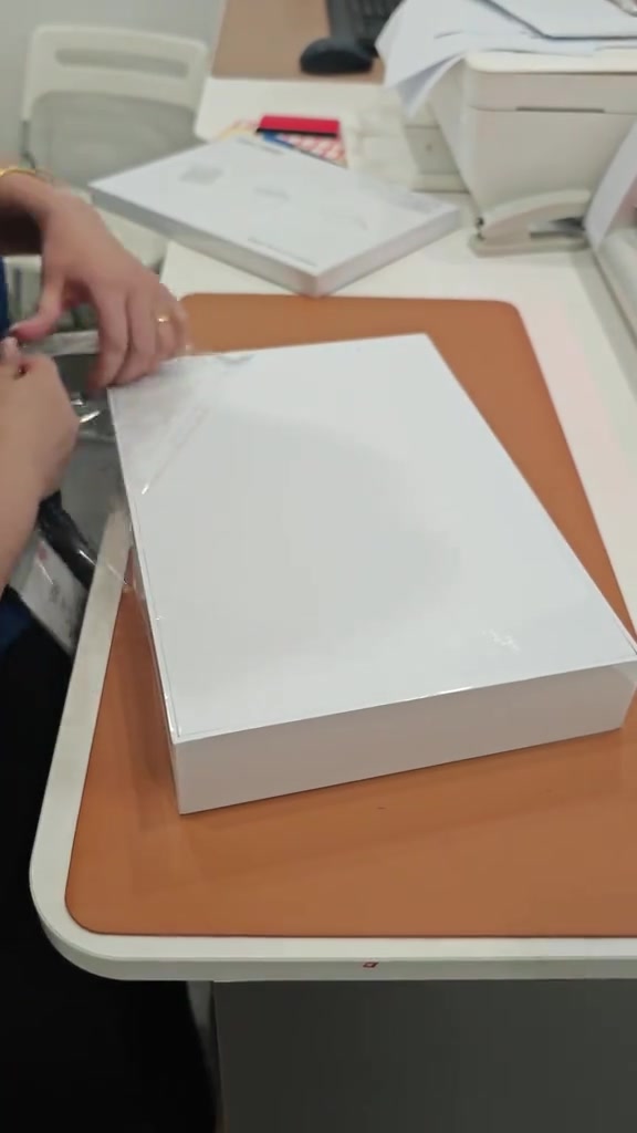 Hộp Xiaomi Pad 9 Pro Max màu trắng còn nguyên màng co đặt trên bàn