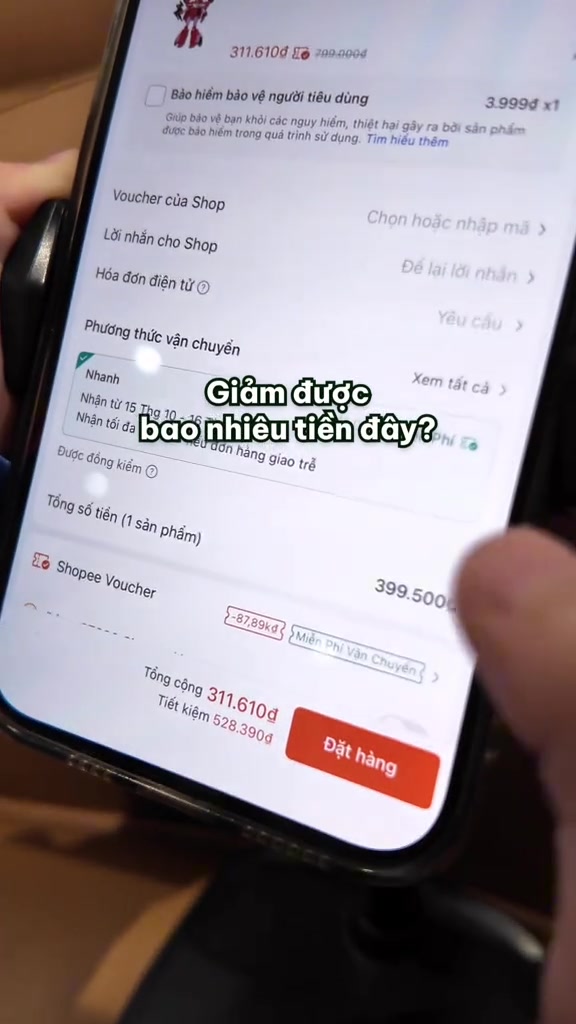 Màn hình thanh toán Shopee: tổng số tiền một sản phẩm 399.500đ, Shopee Voucher trừ 87,89kđ kèm miễn phí vận chuyển, tổng cộng còn 311.610đ và dòng tiết kiệm 528.390đ