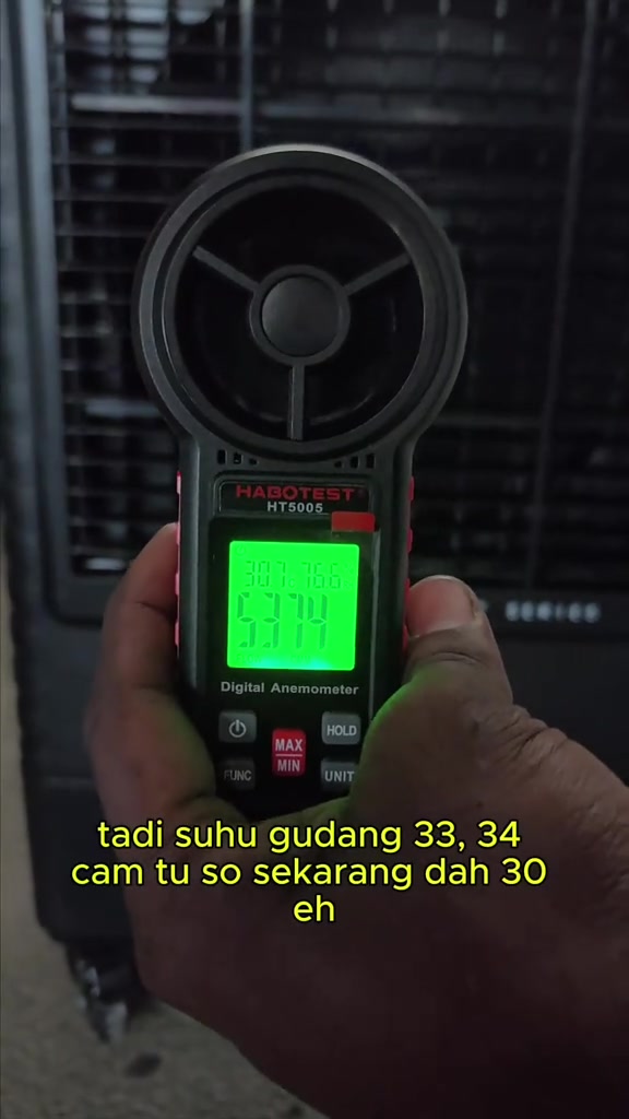 Bacaan anemometer sekitar 30 darjah Celsius di depan grill air cooler selepas unit dihidupkan