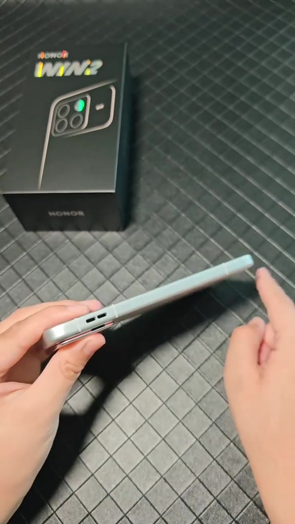 Cạnh viền Honor WIN 2 với hai khe gió của hệ tản nhiệt, phía sau là hộp máy màu đen