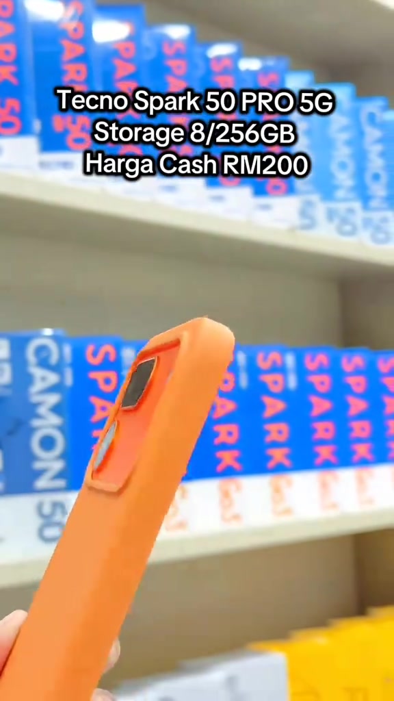 Rak kedai telefon penuh kotak biru Tecno Spark dan Camon di belakang bahagian atas sarung telefon oren