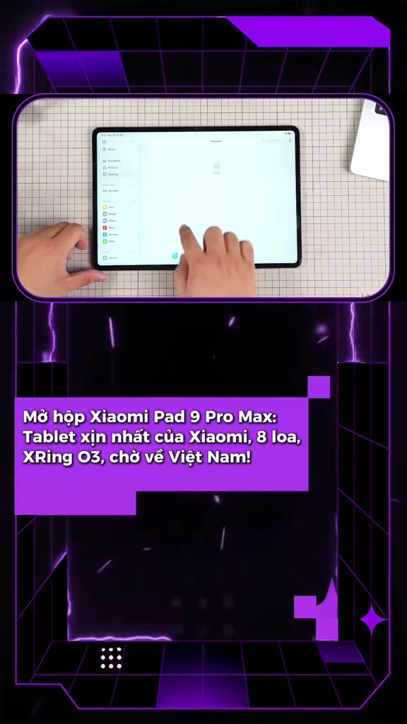 Bàn tay thao tác trên màn hình cài đặt của Xiaomi Pad 9 Pro Max đặt phẳng trên bàn