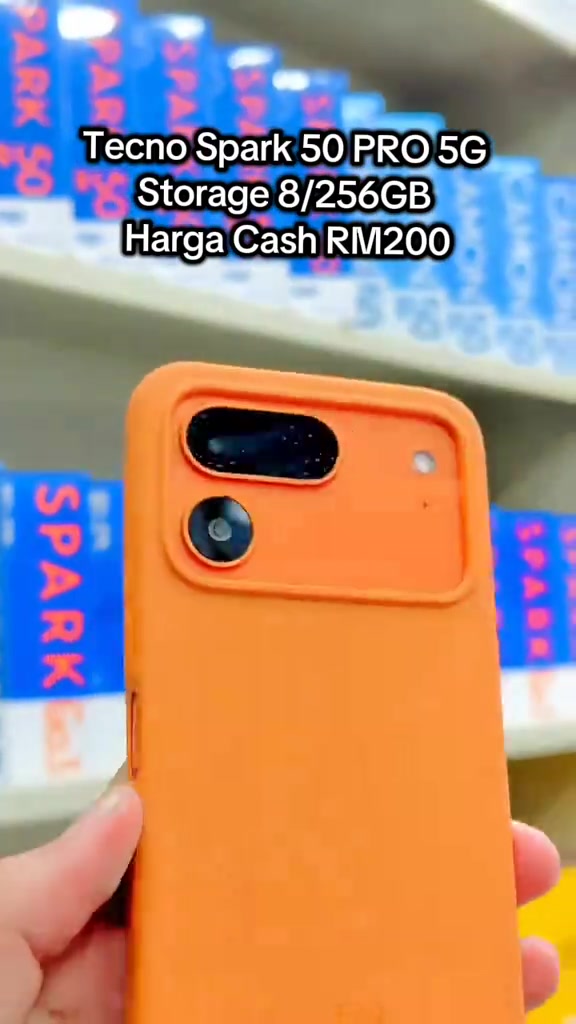 Bahagian belakang telefon bersarung oren menunjukkan modul dwi-kamera, dengan teks lapisan iklan kedai tentang harga RM200