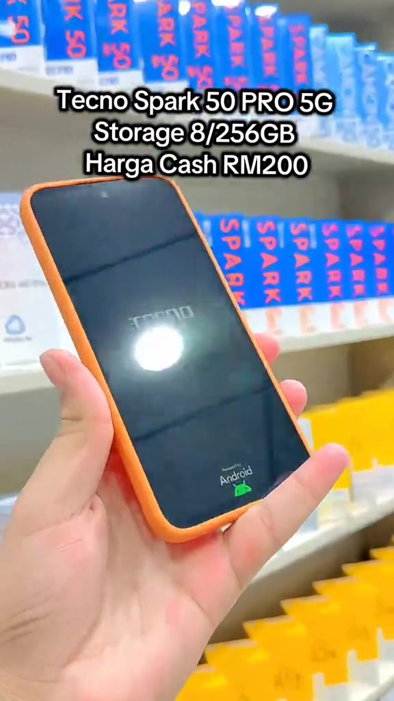 Bahagian depan telefon dalam sarung oren menunjukkan logo Tecno dan Android ketika but, dengan teks lapisan Harga Cash RM200