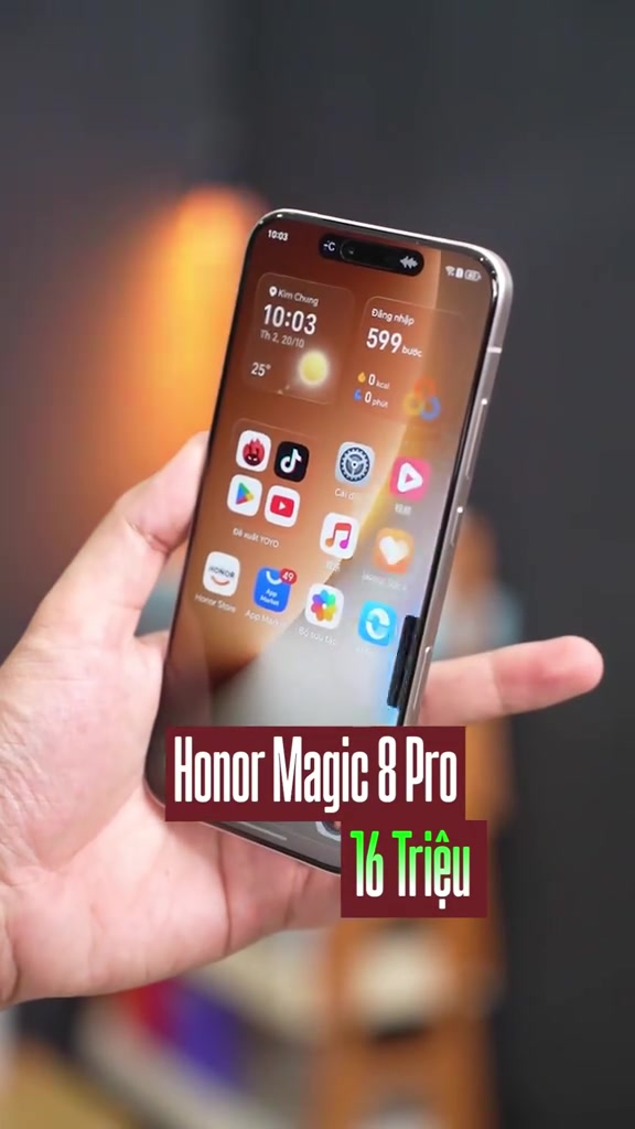 Honor Magic8 Pro màu trắng đang mở màn hình chính, cầm trên tay, chú thích giá thanh lý 16 triệu