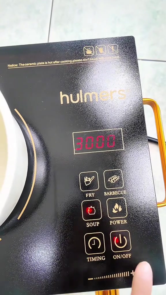 Panel sentuh dapur elektrik seramik Hulmers dengan paparan angka 3000, butang FRY, BARBECUE, SOUP, POWER, TIMING dan ON/OFF serta amaran plat seramik panas selepas memasak