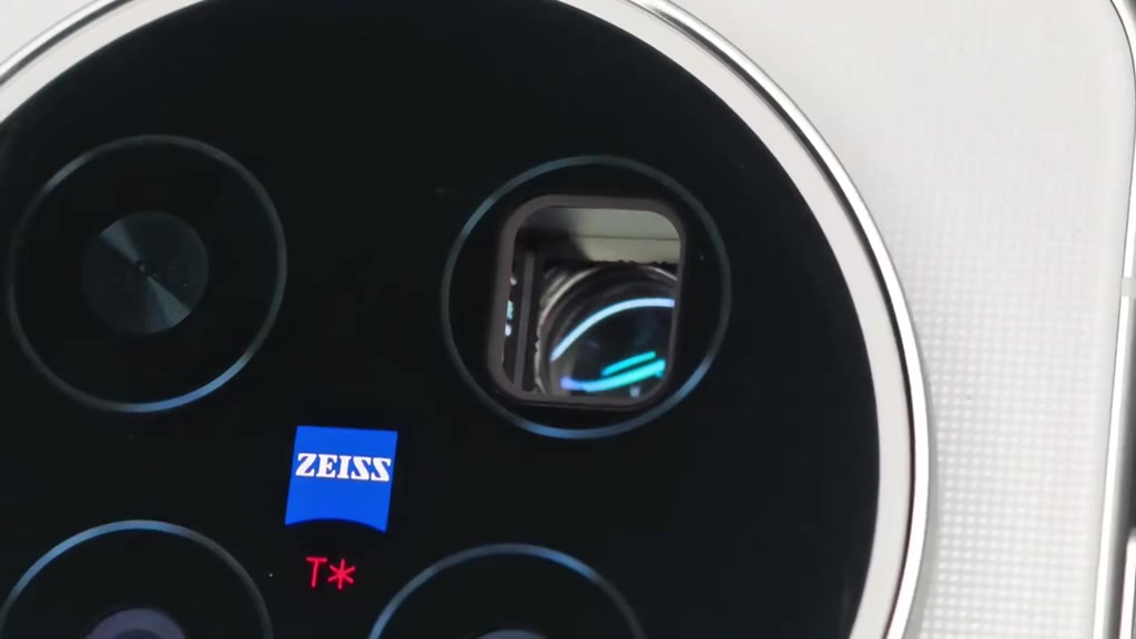 Cận cảnh cụm camera tròn của vivo X500 Pro Max với ống kính tiềm vọng hình vuông và logo ZEISS T