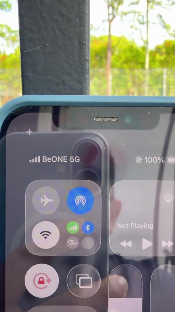 Control center iPhone dengan label carrier BeONE 5G dan bateri 100 peratus, menunjukkan nama rangkaian yang muncul pada telefon.
