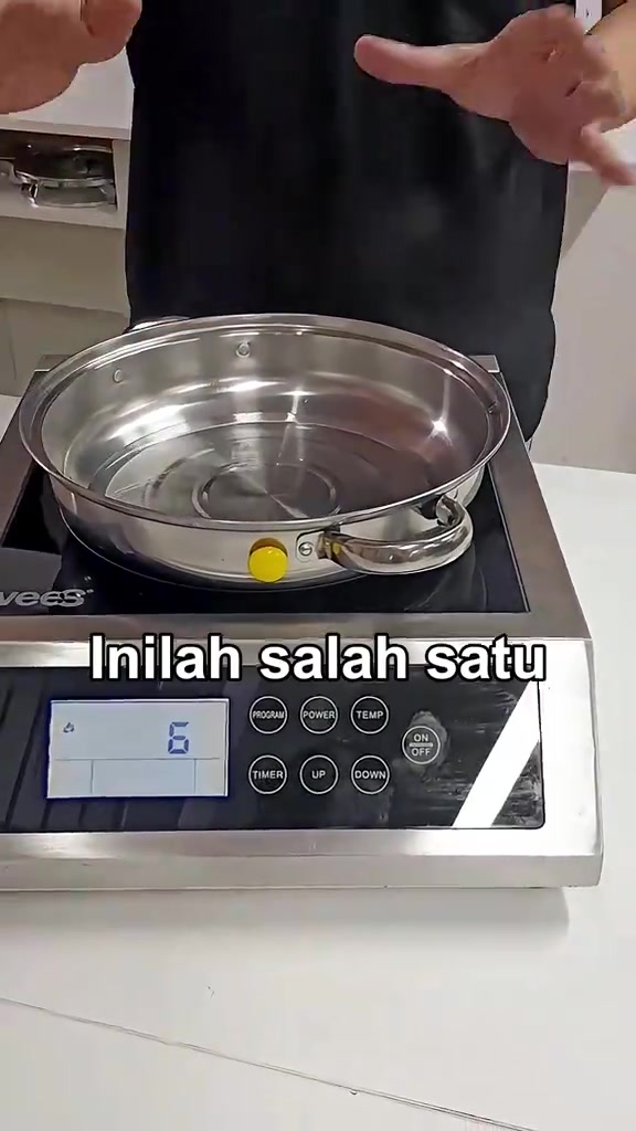 Dapur induction stainless steel dengan periuk stainless steel bermagnet di atas plat dan panel butang PROGRAM, POWER, TEMP, TIMER