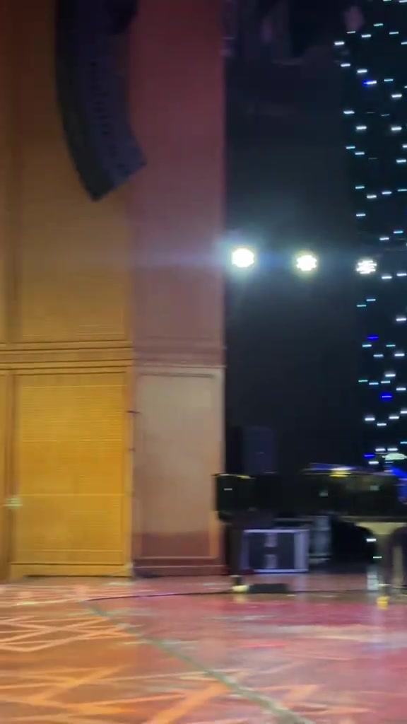 Bên trong hội nghị quốc gia với tường gỗ, dàn đèn sân khấu và cây đàn grand piano đặt sẵn trước giờ diễn