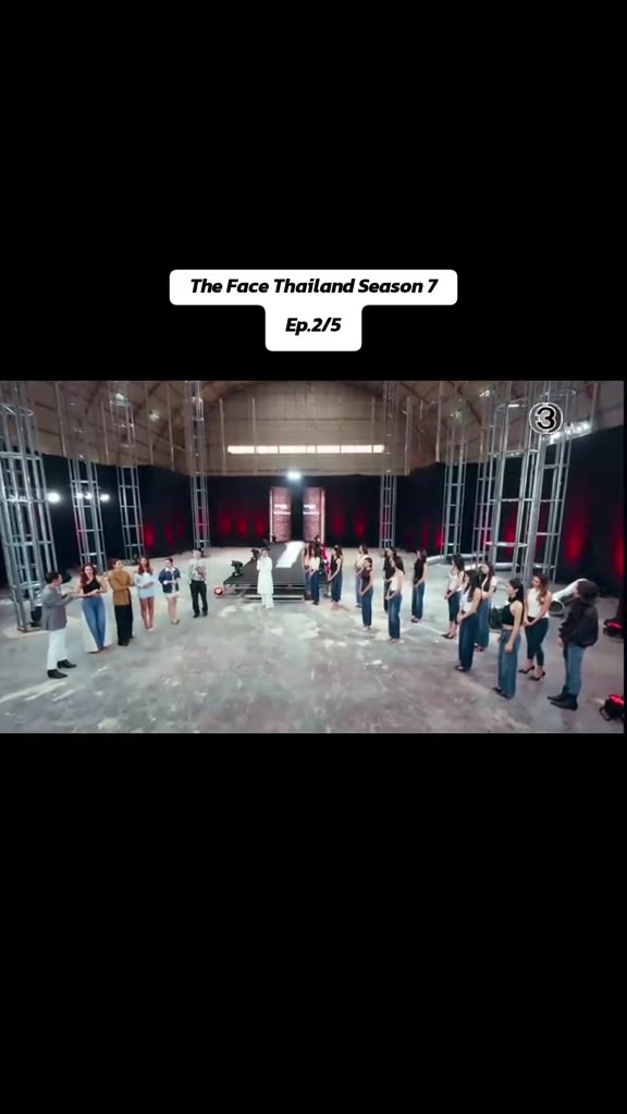 Studio ghi hình chính của The Face Thailand mùa 7: giàn truss cao, phông rèm đỏ và các nhóm thí sinh cùng ê-kíp đứng rải rác trên nền sàn rộng