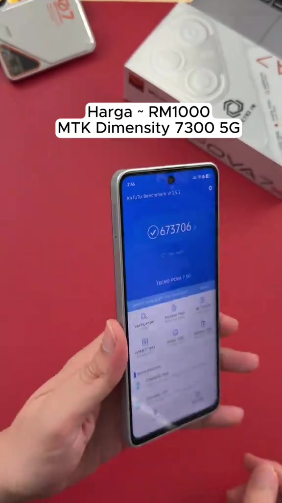 Tangan memegang Tecno Pova 7 5G menunjukkan skrin keputusan AnTuTu 673,706 dengan kapsyen harga sekitar RM1000 dan chip Dimensity 7300 5G