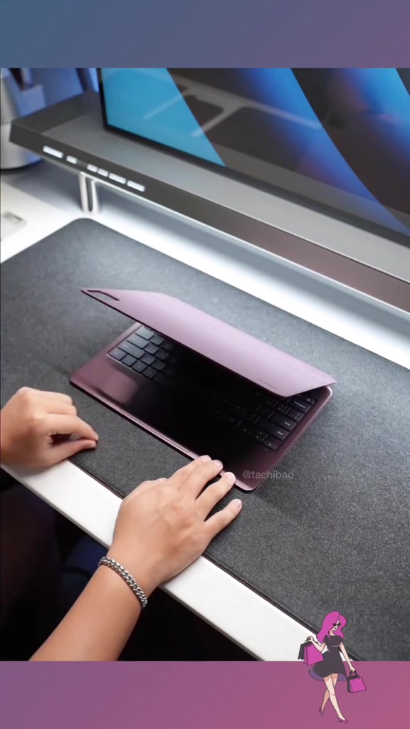 Bàn phím rời dạng folio màu đỏ rượu vang mở hé trên mặt bàn