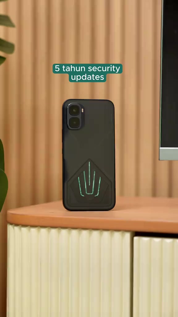 Belakang Infinix GT 50 Pro berwarna gelap berdiri atas meja dengan jalur lampu hijau dan kapsyen 5 tahun security updates