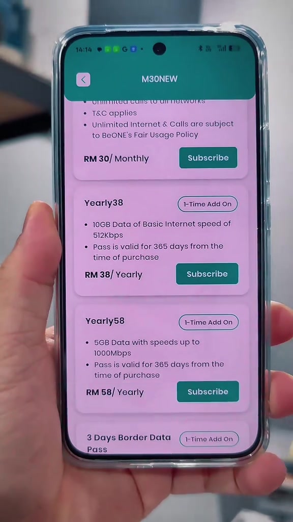 Skrin app BeONE-Mobile di telefon menunjukkan senarai pelan: M30NEW RM30 sebulan, Yearly38 RM38 setahun dengan 10GB pada kelajuan 512Kbps sah 365 hari, dan Yearly58 RM58 setahun dengan 5GB sehingga 1000Mbps, kedua-duanya berlabel 1-Time Add On.