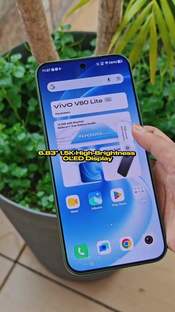 Tangan memegang vivo V80 Lite hijau dengan skrin papar halaman parameter rasmi: bateri 10,000mAh BlueVolt dan skrin 6.83 inci 1.5K OLED