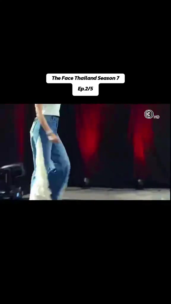 Cận cảnh bước chân thí sinh mặc quần denim trên sân khấu nền rèm đỏ của tập 2 The Face Thailand 2026