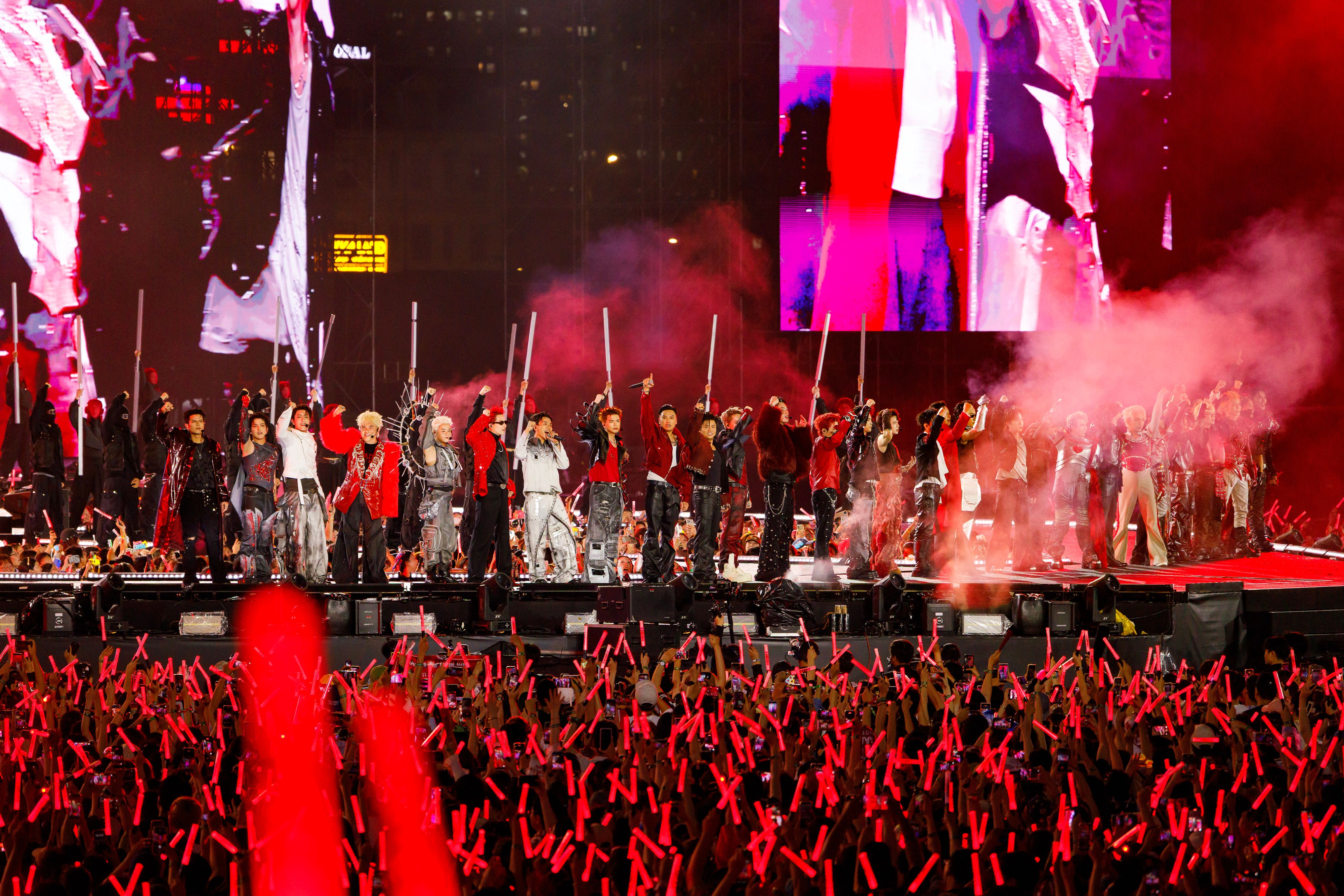 Hàng chục nghệ sĩ đứng trên sân khấu chính concert Anh Trai Vượt Ngàn Chông Gai 2026, phía dưới là biển lightstick đỏ của khán giả