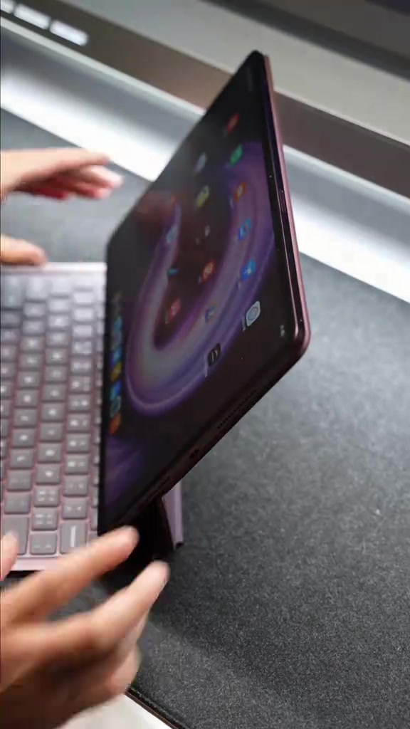 Xiaomi Pad 9 Pro Max dựng trên bàn phím rời, nhìn nghiêng thấy cạnh màn mỏng