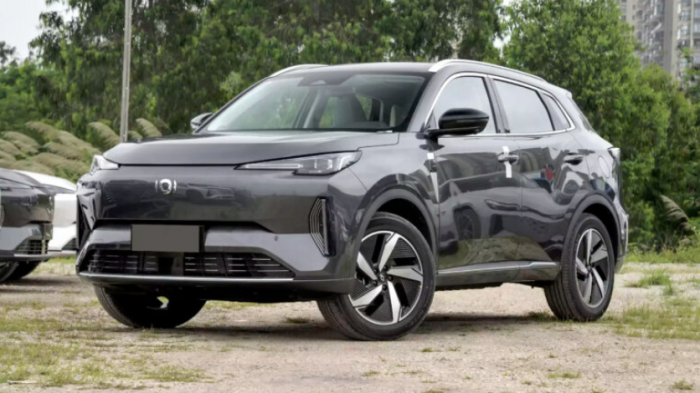 SUV điện 348 triệu đối đầu Mazda CX-5: Khôn ngoan hay mạo hiểm?