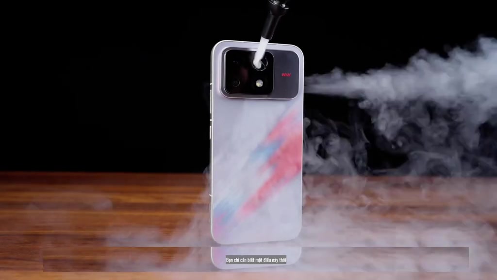Honor WIN 2 dựng đứng, làn khói thử cho thấy luồng gió thổi ra từ khe tản nhiệt bên hông máy