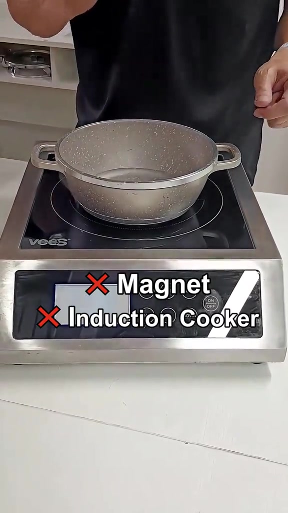 Periuk aluminium tanpa sifat magnetik diletakkan atas dapur induction dengan tanda tidak sesuai untuk induction