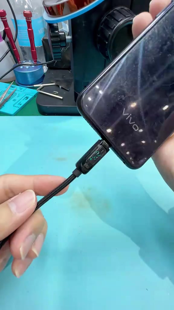 Telefon vivo dicas dengan kabel penunjuk watt selepas bateri diganti